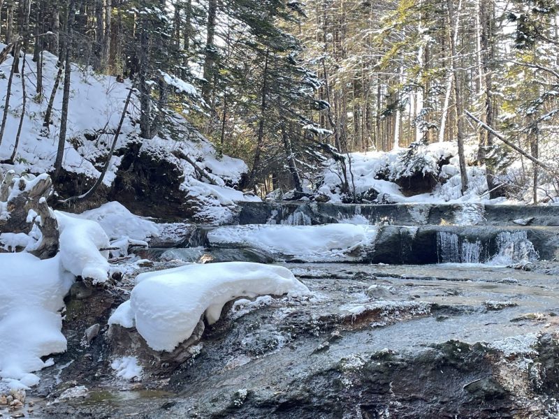 Обзорная экскурсия - водопады ручья Кислый, водопад на ручье Андреевский, смотровая на мыс Пузанова (Головнинский клиф), Чертов Палец и Южно-Курильский маяк