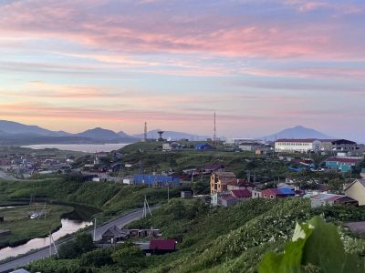 Обзорная экскурсия - водопады ручья Кислый, водопад на ручье Андреевский, смотровая на мыс Пузанова (Головнинский клиф), Чертов Палец и Южно-Курильский маяк