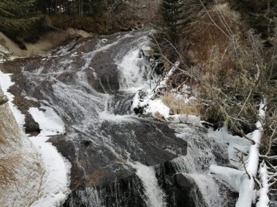 Обзорная экскурсия - водопады ручья Кислый, водопад на ручье Андреевский, смотровая на мыс Пузанова (Головнинский клиф), Чертов Палец и Южно-Курильский маяк