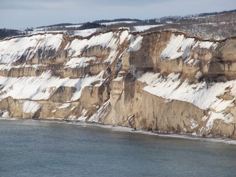 Обзорная экскурсия - водопады ручья Кислый, водопад на ручье Андреевский, смотровая на мыс Пузанова (Головнинский клиф), Чертов Палец и Южно-Курильский маяк