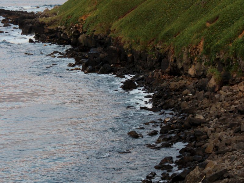 Обзорная экскурсия - водопады ручья Кислый, водопад на ручье Андреевский, смотровая на мыс Пузанова (Головнинский клиф), Чертов Палец и Южно-Курильский маяк