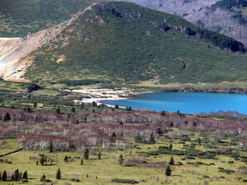 Кальдера вулкана Головнина, бухта Первухина (Собачка/Собачья голова) и озеро Лагунное