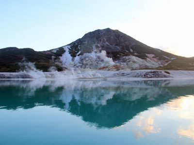 Кальдера вулкана Головнина, бухта Первухина (Собачка/Собачья голова) и озеро Лагунное
