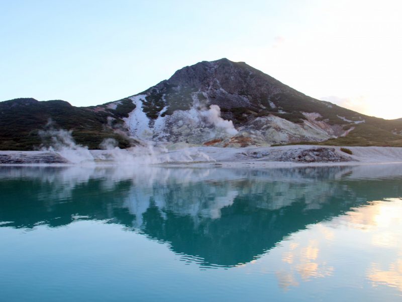 Кальдера вулкана Головнина, бухта Первухина (Собачка/Собачья голова) и озеро Лагунное