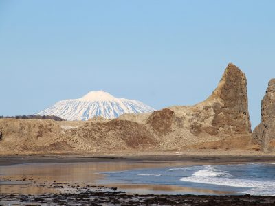 Обзорная экскурсия - водопады ручья Кислый, водопад на ручье Андреевский, смотровая на мыс Пузанова (Головнинский клиф), Чертов Палец и Южно-Курильский маяк