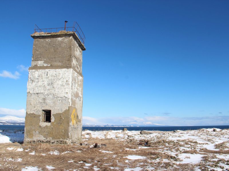 Обзорная экскурсия - водопады ручья Кислый, водопад на ручье Андреевский, смотровая на мыс Пузанова (Головнинский клиф), Чертов Палец и Южно-Курильский маяк