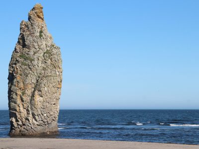 Обзорная экскурсия - водопады ручья Кислый, водопад на ручье Андреевский, смотровая на мыс Пузанова (Головнинский клиф), Чертов Палец и Южно-Курильский маяк